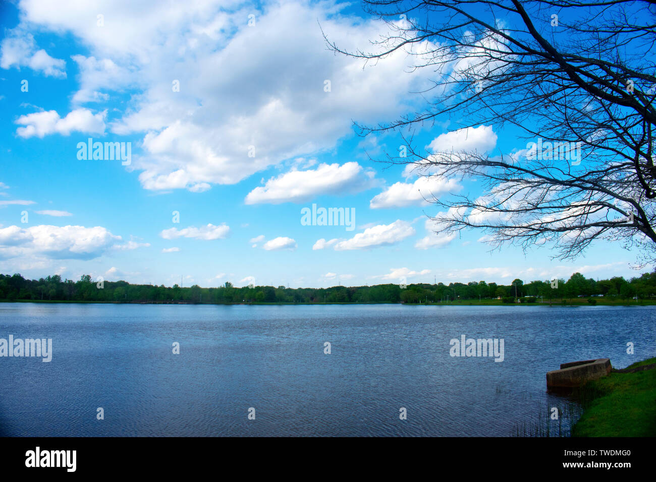 Lakeside malerische Aussicht am Kennedy Park in Sayersville, New Jersey, auf einem leicht bewölkt Tag-04 Stockfoto