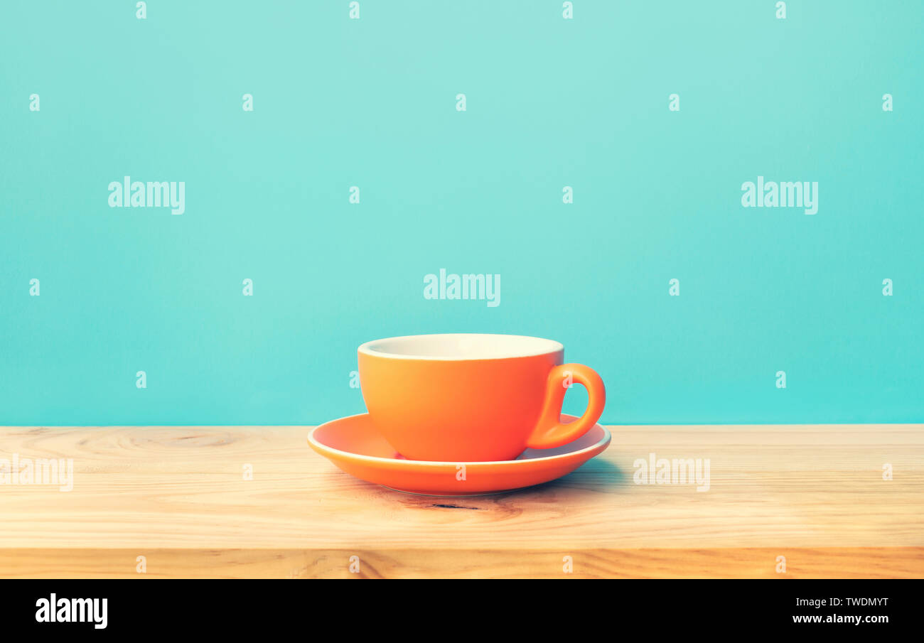 Inspiration Kreativität Konzepte mit einer Tasse Kaffee auf Holz Stehtisch Hintergrund. Trinken und Erfrischung Ideen Stockfoto