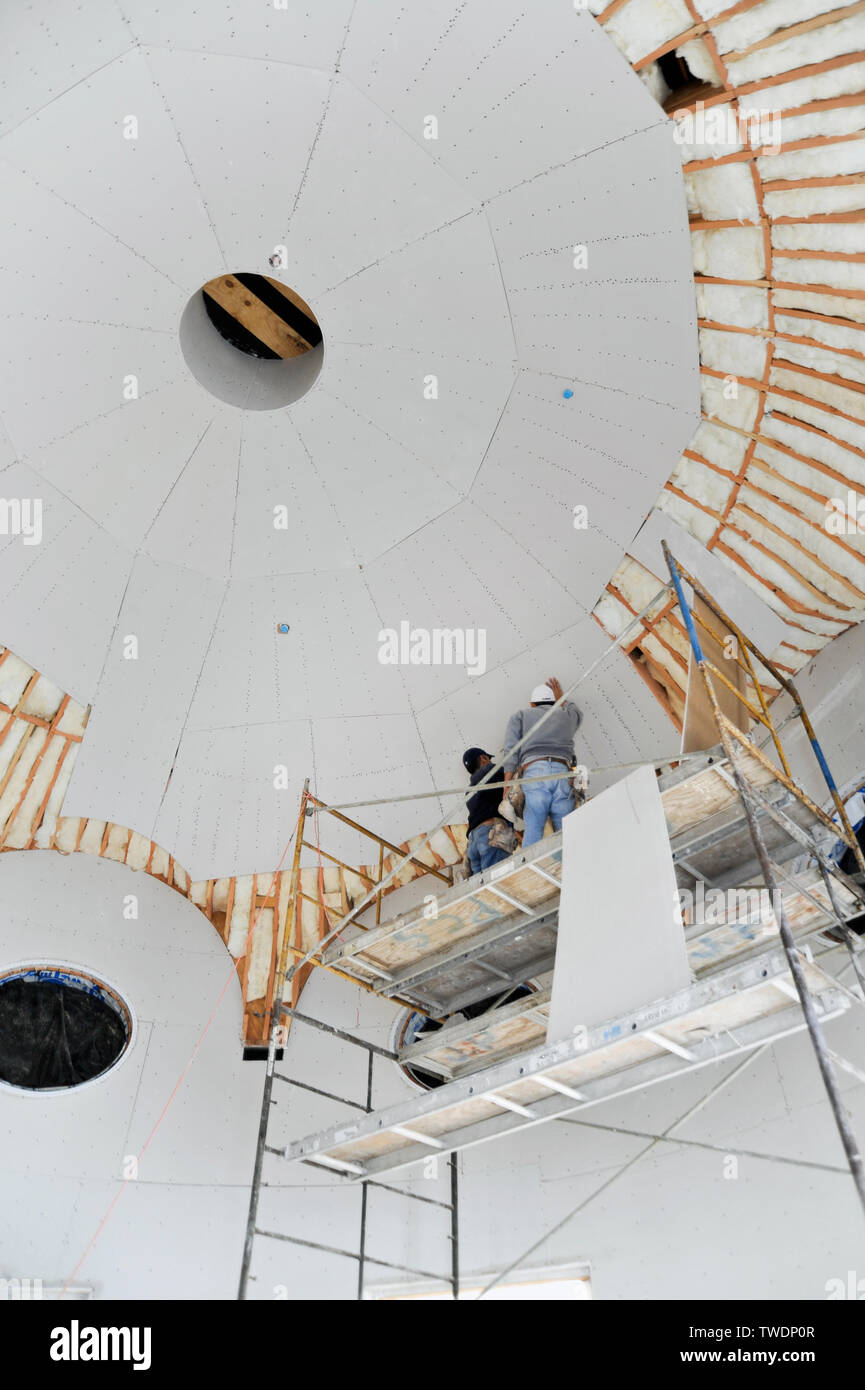 Installation von Trockenbauplatten an einer Deckenkuppel Stockfoto