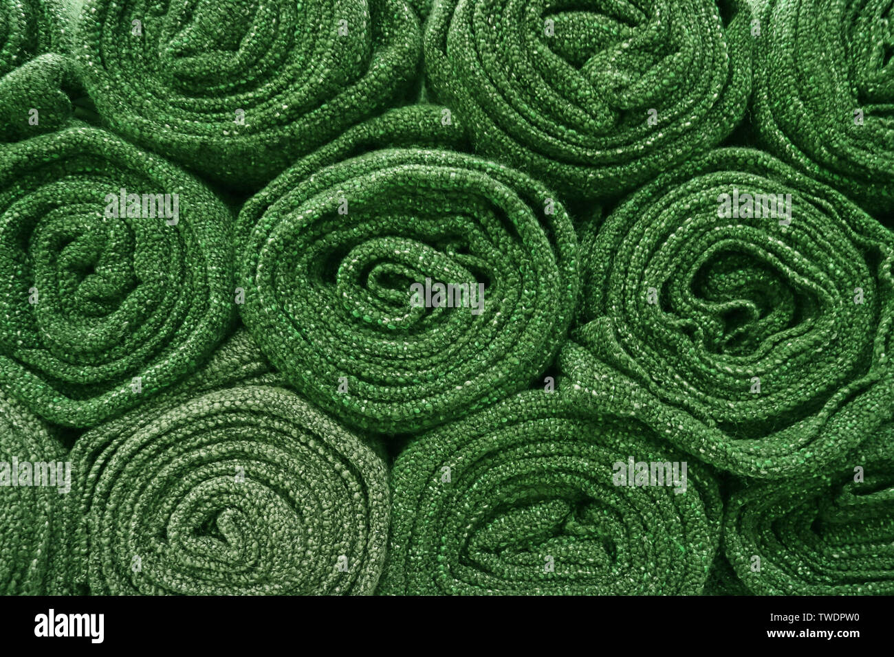 Haufen aufgerollt Olivgrün decken für Hintergrund oder Banner Stockfoto