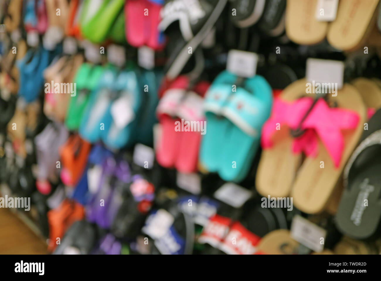 Verschwommenes Bild der Reihe von bunten Sandale Hängen in den Shop Stockfoto