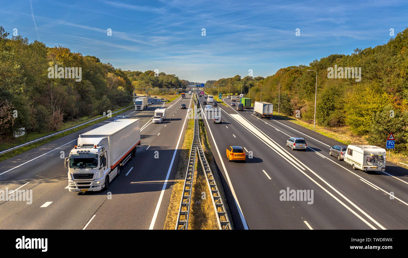 Am Nachmittag den Verkehr auf der Autobahn A12 von oben gesehen. Dies ist eine der Bussiest Autobahnen in den Niederlanden Stockfoto