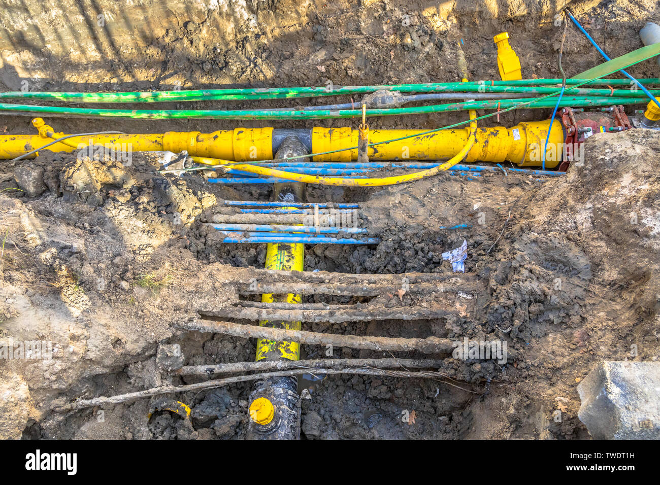 Ordentlich ordentlich organisiert, Kabeln, Rohren und Abwasser unter Fußgängerweg während der Sanierung der Infrastruktur. Niederlande Stockfoto