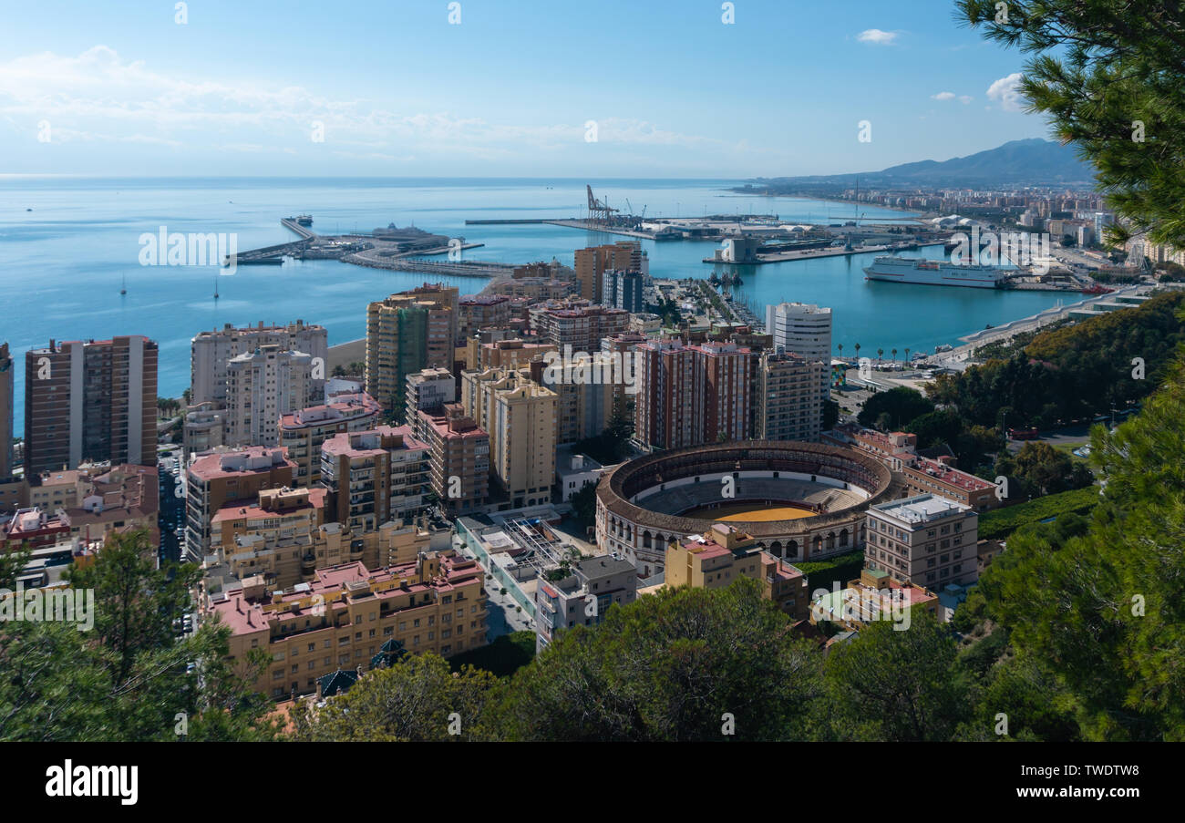 Vogelperspektive von Malaga, Spanien mit dem Ozean Hafen und La Malagueta im Hintergrund. Stockfoto