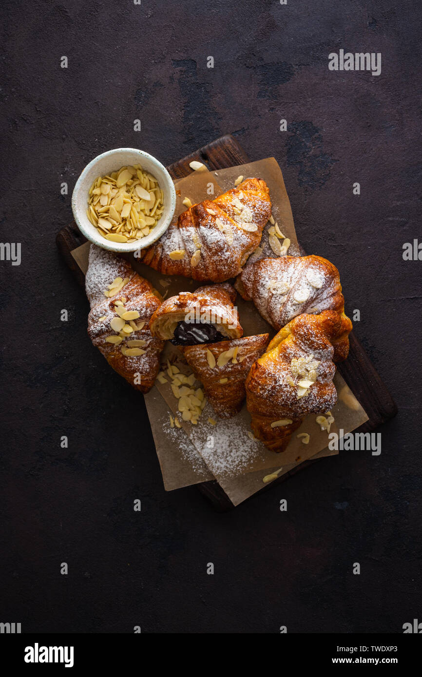 Vegan Croissants mit mandelflocken und Puderzucker Draufsicht Stockfoto