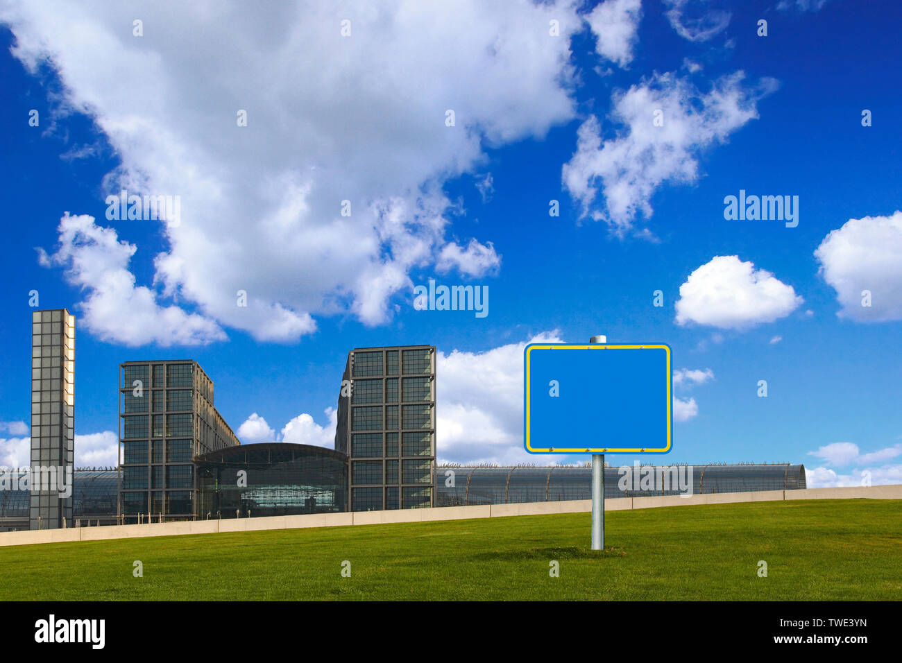 Schild in einem Park mit Bürogebäude im Hintergrund Stockfoto