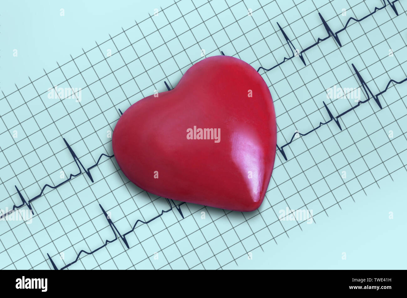 Nahaufnahme eines Herzens auf EKG-Ausdruck Stockfoto