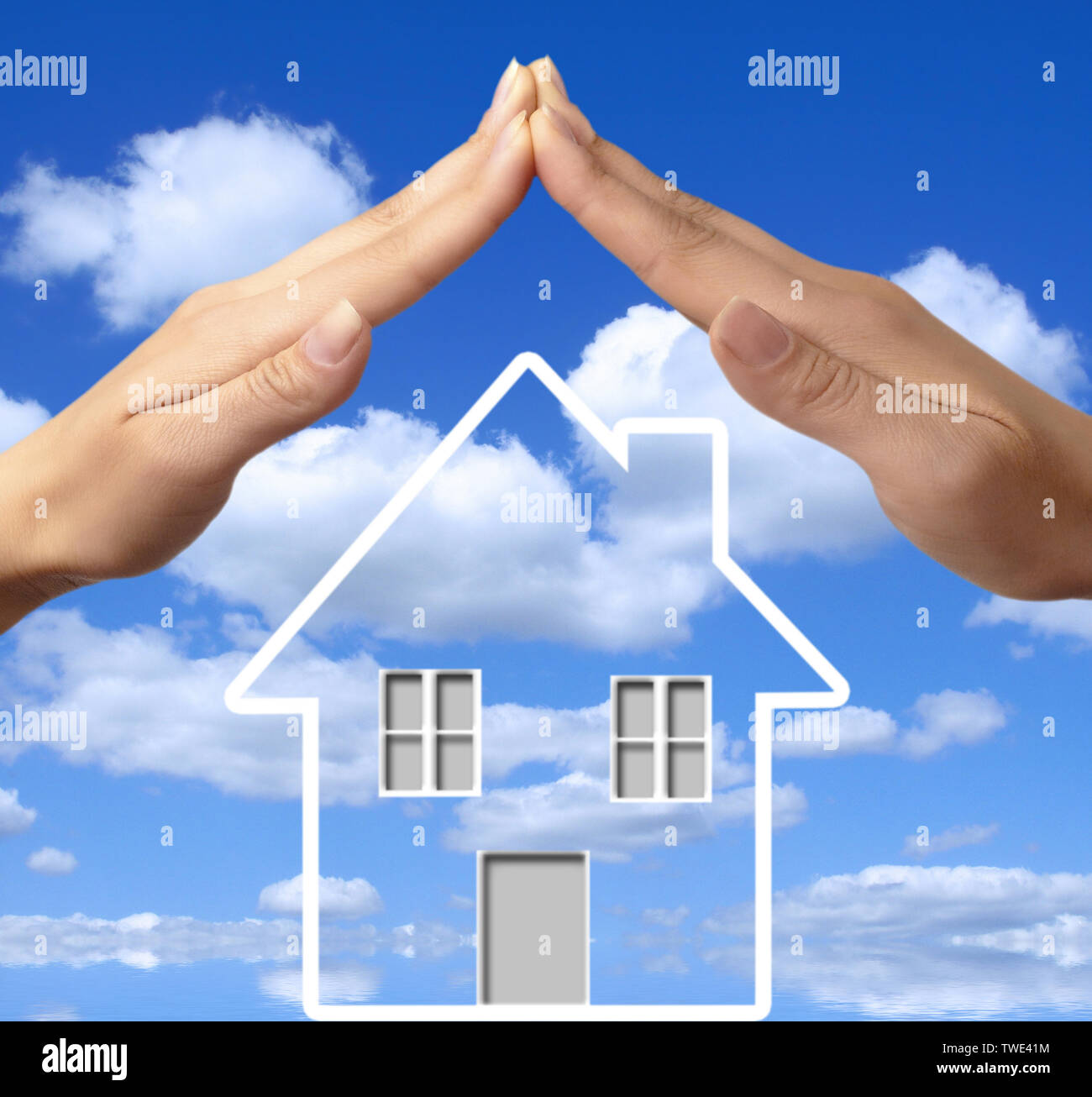 Menschliche Hände schützen ein Traumhaus Stockfoto