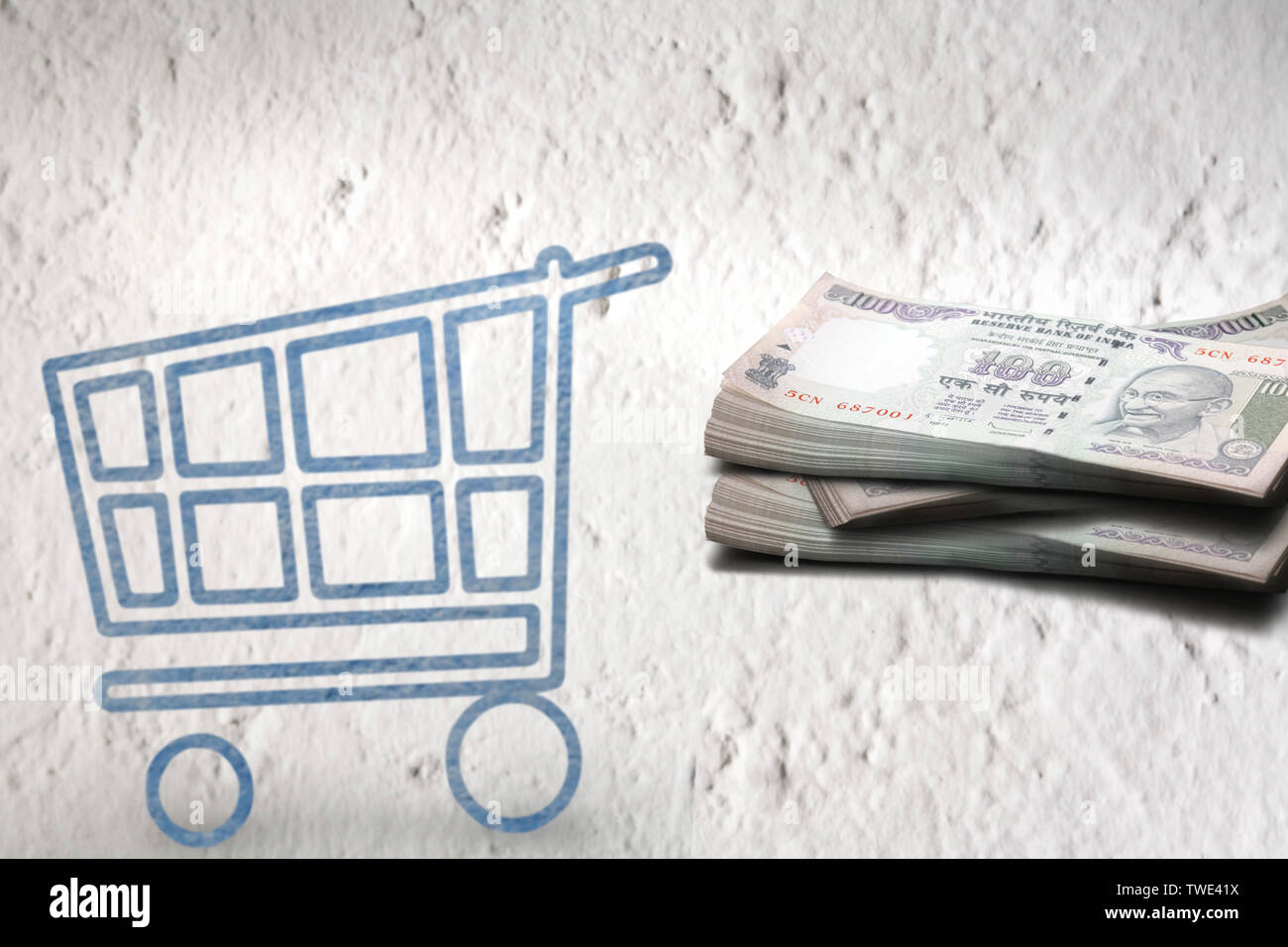 Warenkorb-Symbol mit Bündeln von hundert Rupien-Banknoten Stockfoto