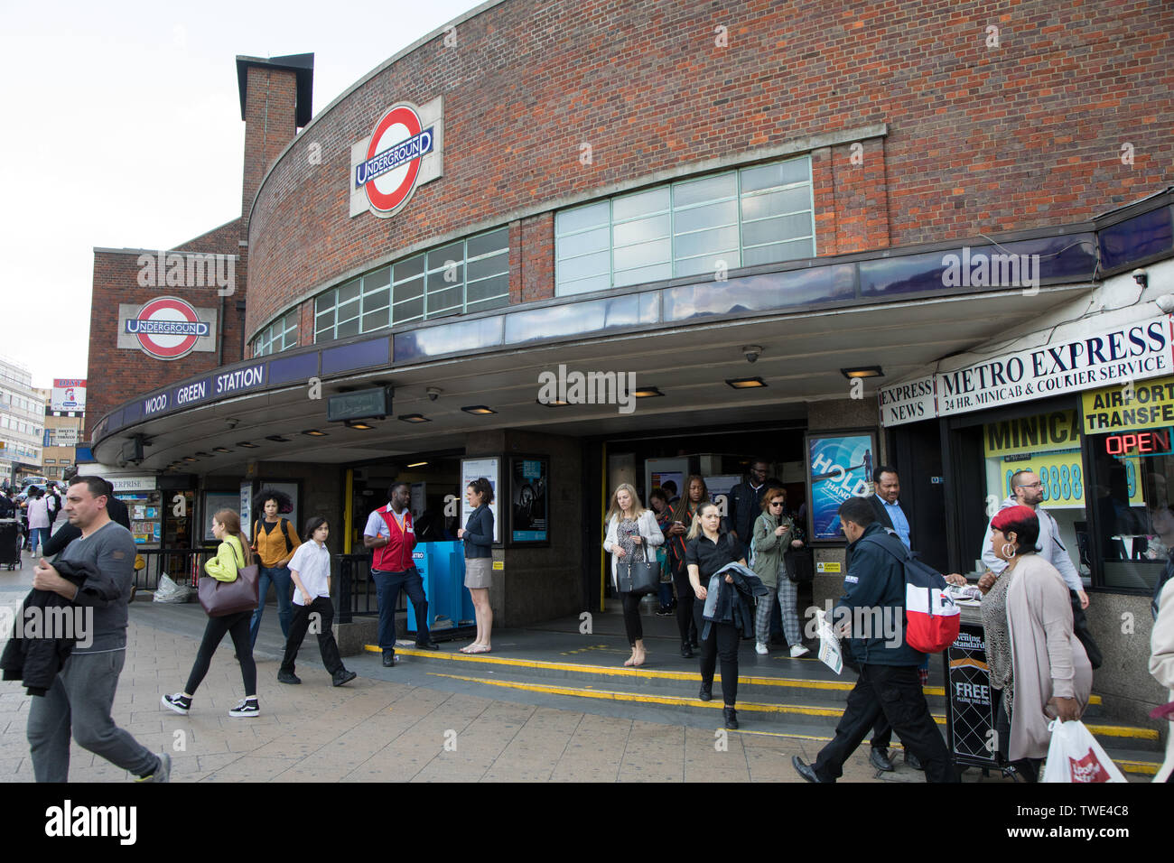 Wood Green Tube Station außen am Nachmittag rush hour Stockfoto