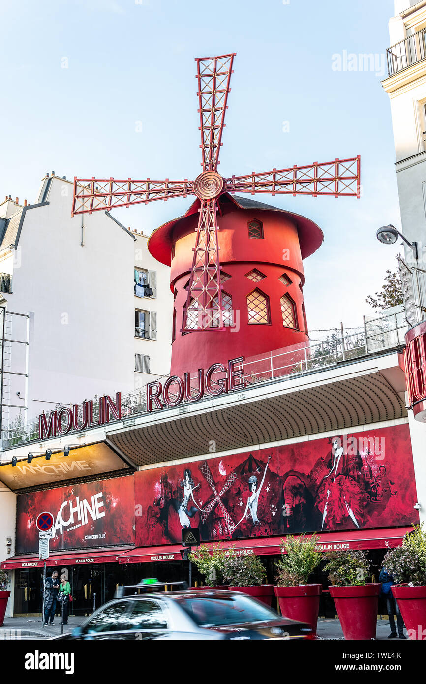 Paris, Frankreich, 09.Oktober 2018: Die berühmten Moulin Rouge Cabaret 1889 erbaut, Position im Pariser Rotlichtviertel Pigalle am Boulevard de Clichy Stockfoto