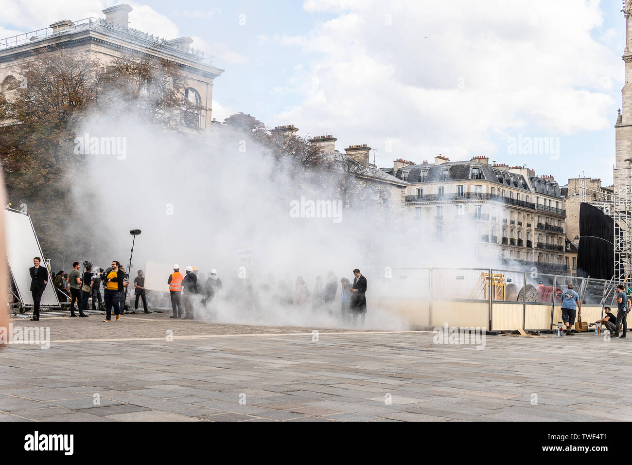 Paris, Frankreich, 11. Oktober 2018: Film Produktion, in der Nähe von Kathedrale Notre-Dame, Direktor, Operator, ARRI Kamera, Trolley Warenkorb, künstliche Nebel, Schauspieler Stockfoto