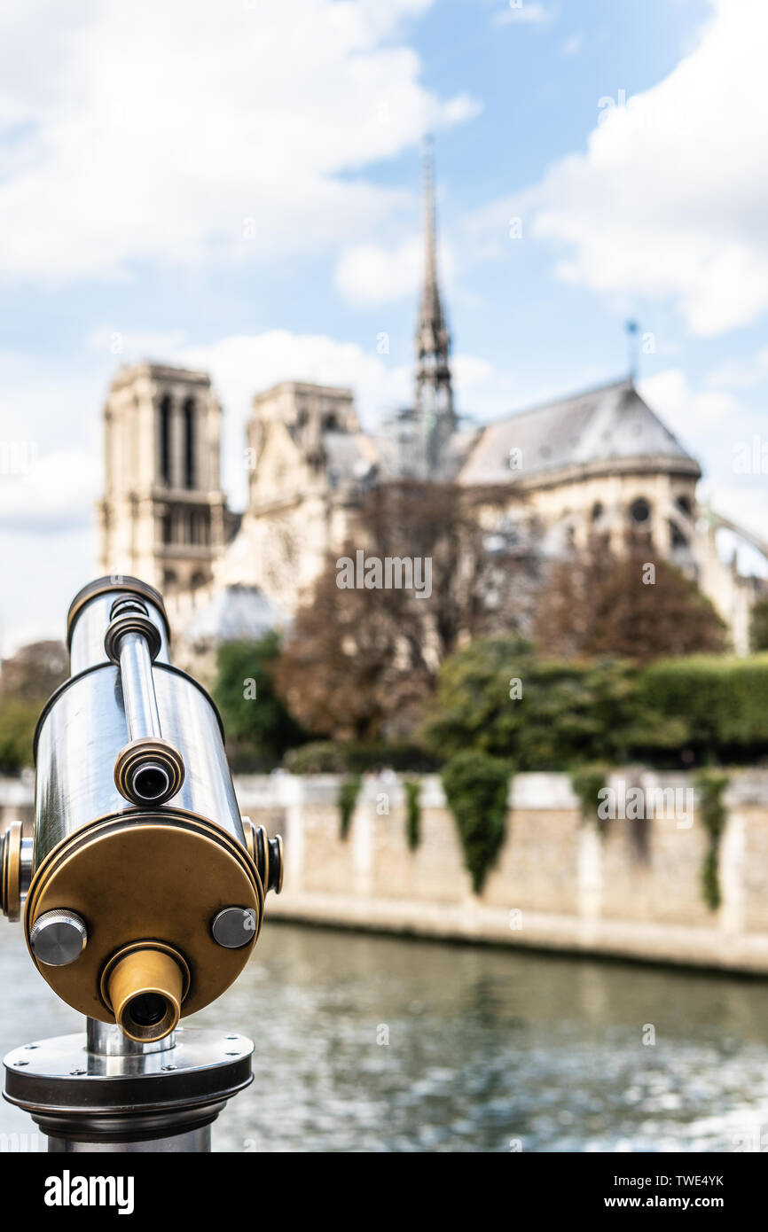 Paris, Frankreich, 11. Oktober 2018: öffentlichen pay-per-view-beobachtungsdaten Teleskop, Notre Dame Kathedrale Notre-Dame de Paris ist der französische gotische Architektur Stockfoto