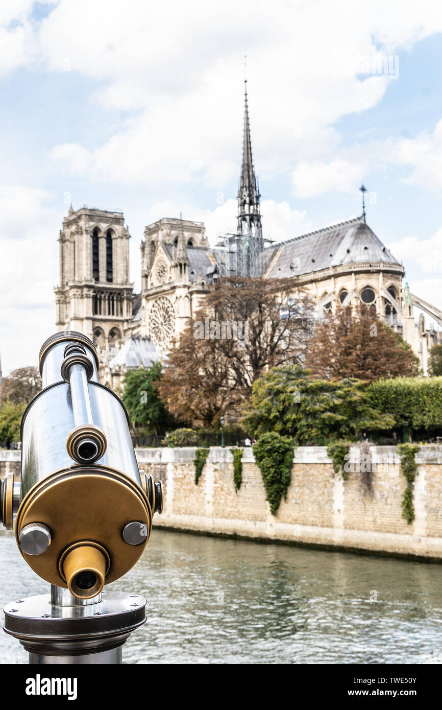 Paris, Frankreich, 11. Oktober 2018: öffentlichen pay-per-view-beobachtungsdaten Teleskop, Notre Dame Kathedrale Notre-Dame de Paris ist der französische gotische Architektur Stockfoto