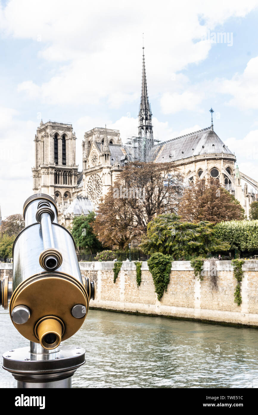 Paris, Frankreich, 11. Oktober 2018: öffentlichen pay-per-view-beobachtungsdaten Teleskop, Notre Dame Kathedrale Notre-Dame de Paris ist der französische gotische Architektur Stockfoto
