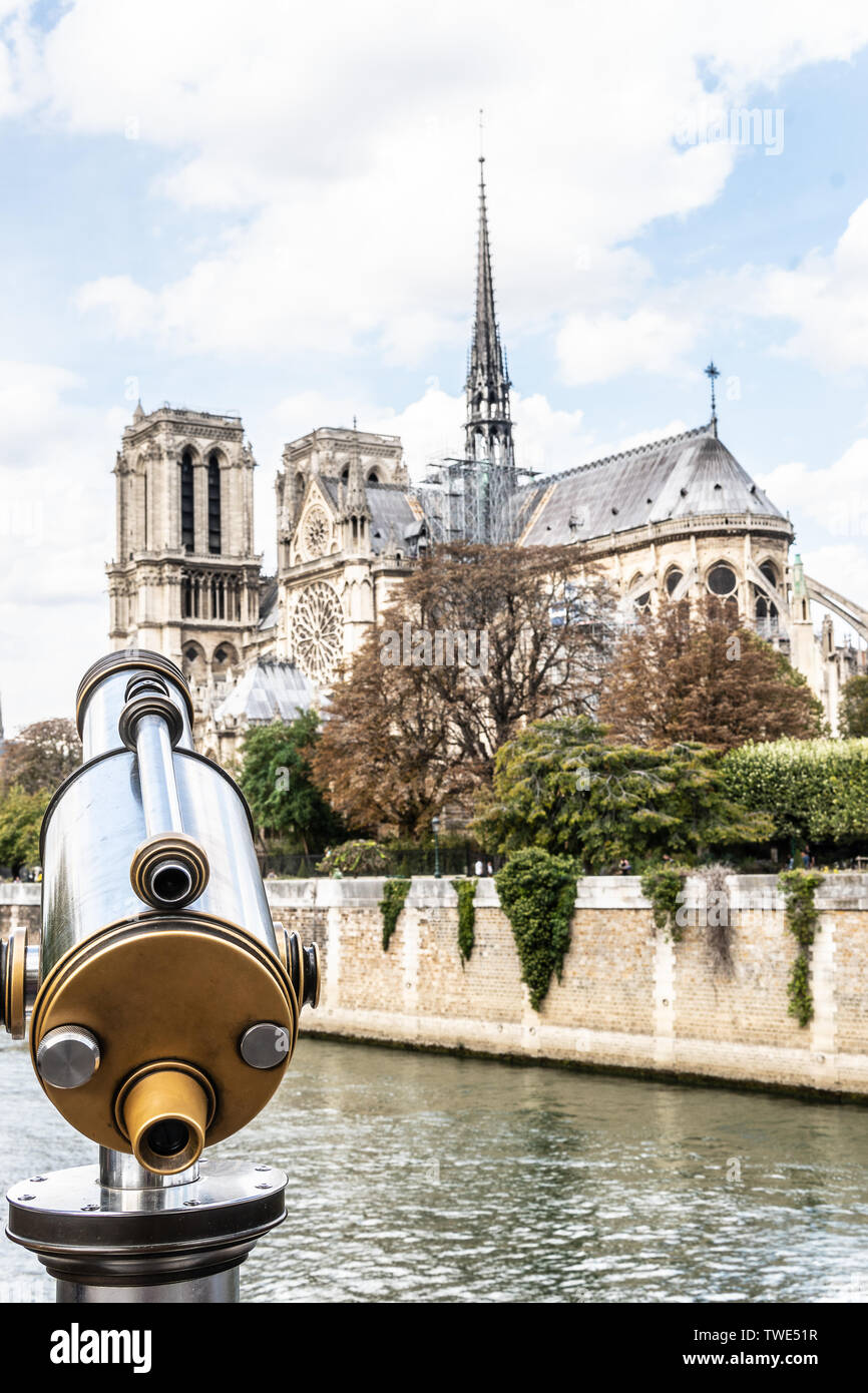 Paris, Frankreich, 11. Oktober 2018: öffentlichen pay-per-view-beobachtungsdaten Teleskop, Notre Dame Kathedrale Notre-Dame de Paris ist der französische gotische Architektur Stockfoto
