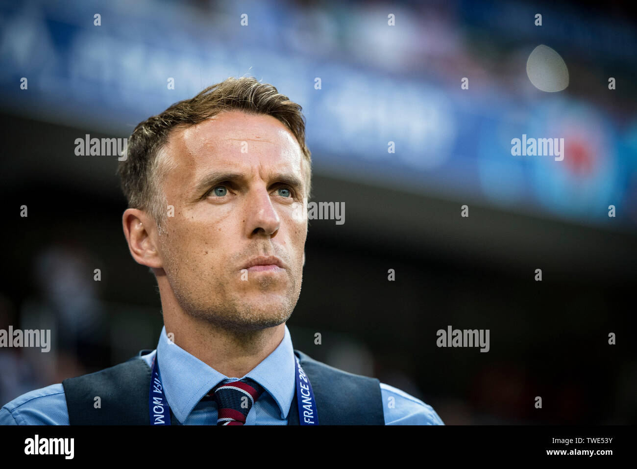 Schön. Juni, 2019 19. Head Coach Philip Neville von England reagiert, bevor die Gruppe D Match zwischen Japan und England an der 2019 die FIFA Frauen-WM in Nizza, Frankreich, die am 19. Juni 2019. Credit: Xiao Yijiu/Xinhua/Alamy leben Nachrichten Stockfoto
