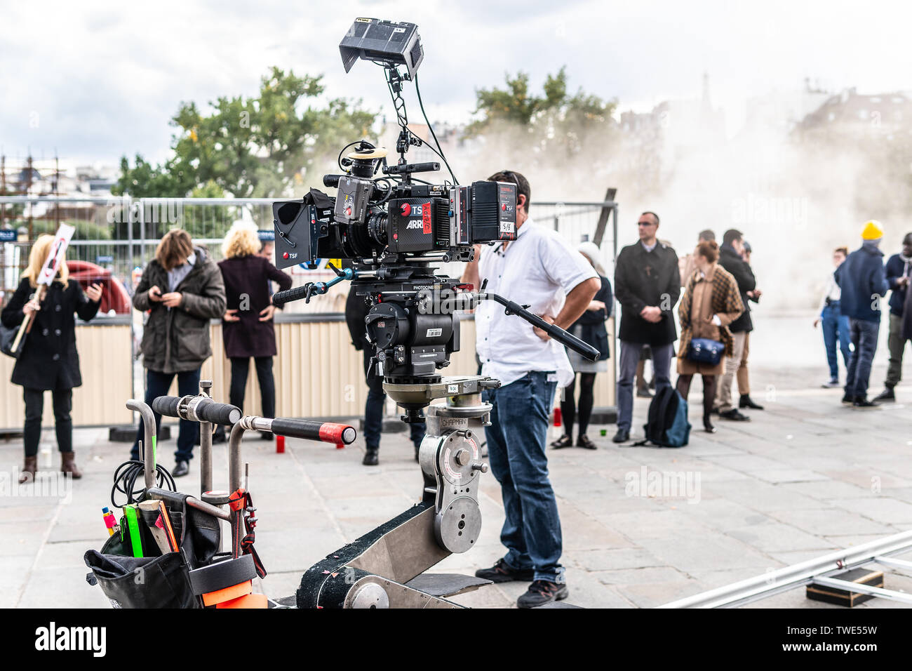 Paris, Frankreich, 11. Oktober 2018: Film Produktion, in der Nähe von Kathedrale Notre-Dame, Direktor, Operator, ARRI Kamera, Trolley Warenkorb, künstliche Nebel, Schauspieler Stockfoto