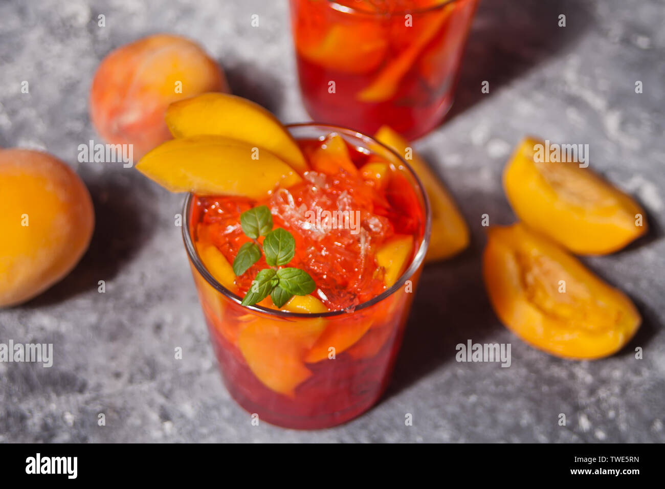 Zwei Gläser mit frischen, hausgemachten süßen Pfirsich Eistee oder Cocktail, Limonade mit Minze. Erfrischenden kalten Getränk. Summer Party. Stockfoto