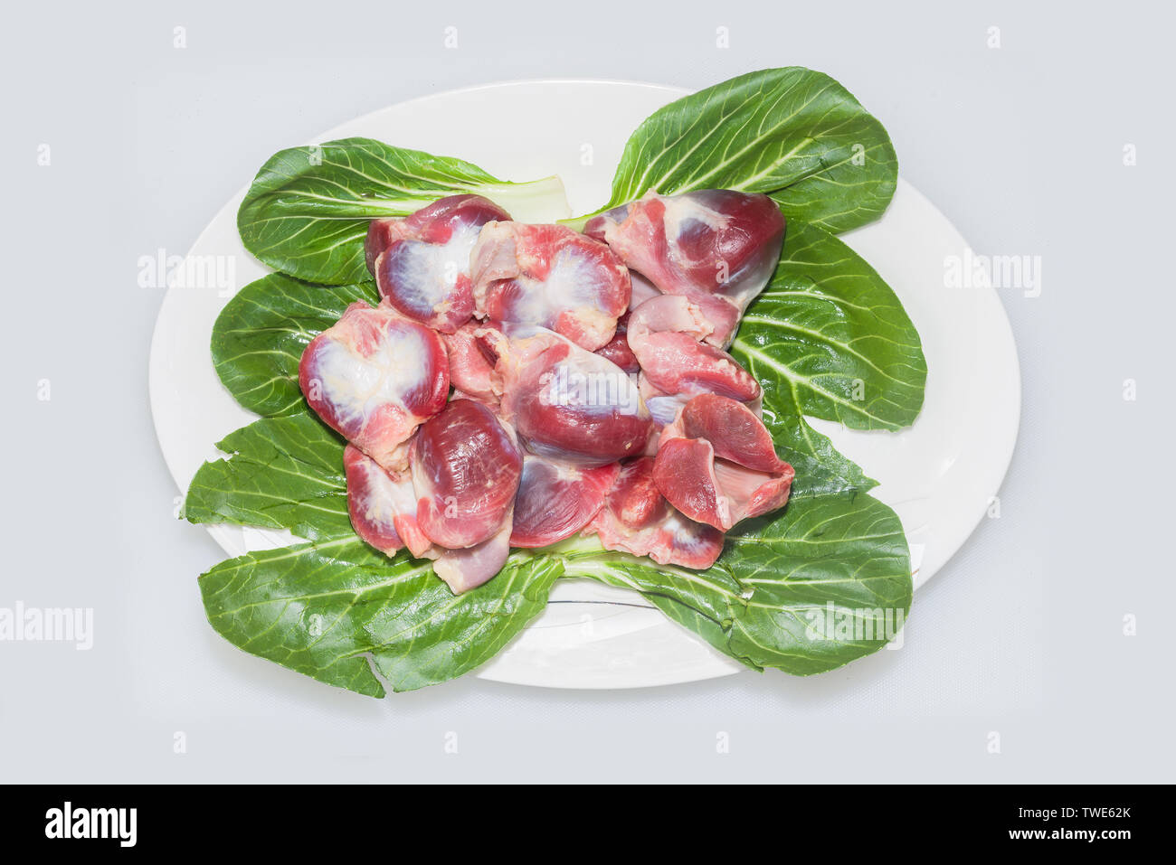 Frisches Huhn Muskelmagen in einem weißen Porzellan Teller. Stockfoto