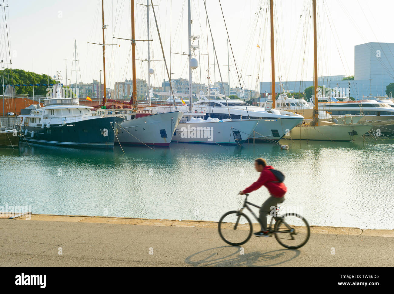 Mann reiten Fahrrad in Barcelona, Port Vell. Bewegungsunschärfe Stockfoto