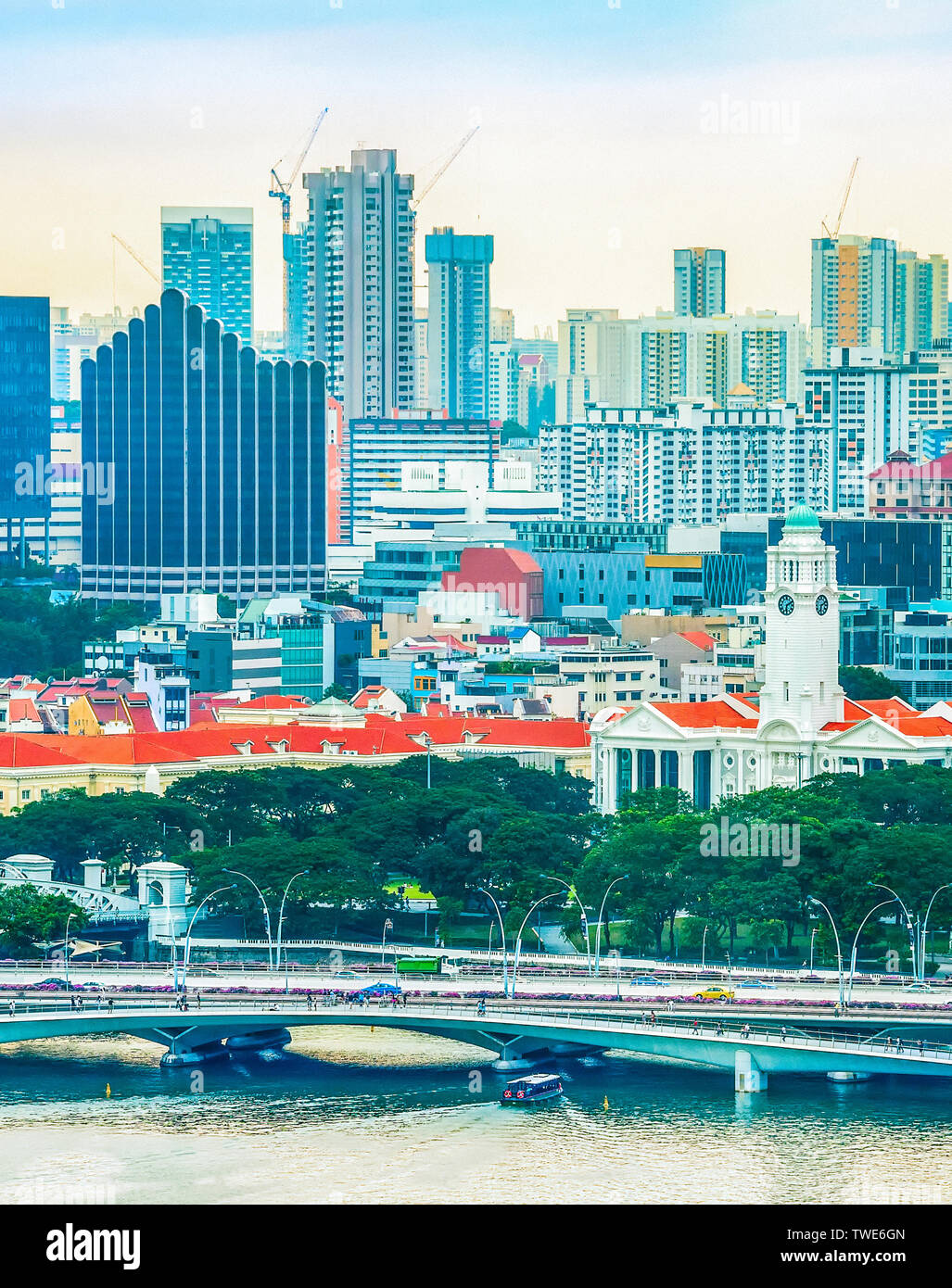 Singapur Metropole Stadtbild, touristischen Boote von grünen Quay, Brücken und den Bau von modernen Viertel im Hintergrund Stockfoto