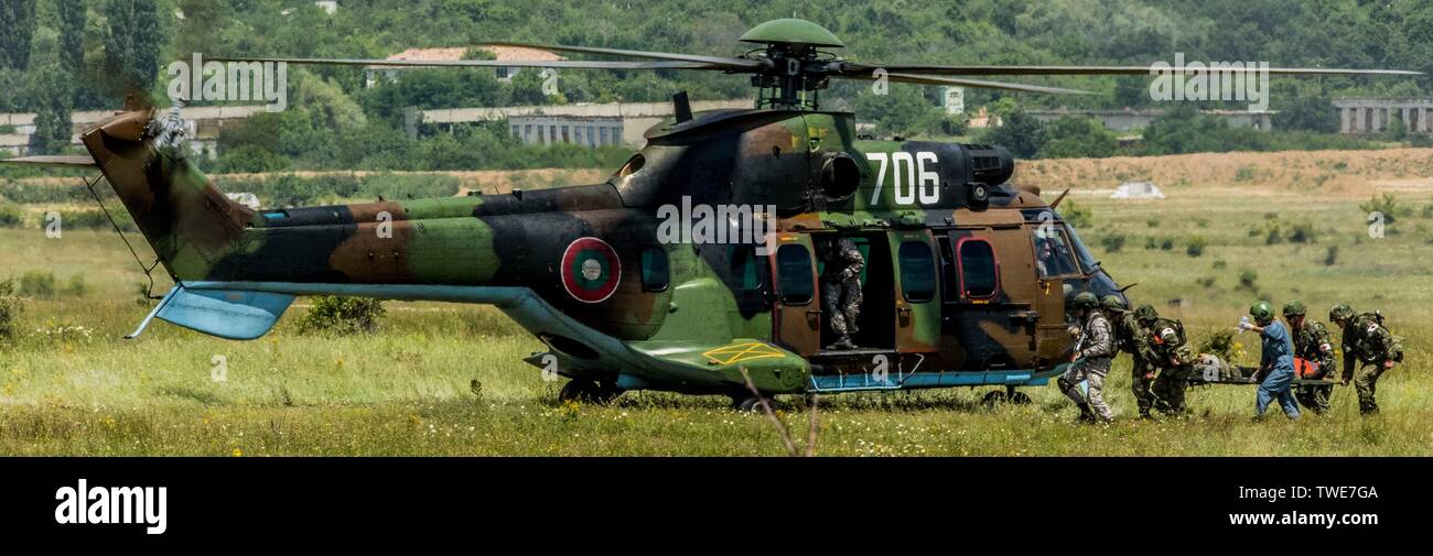 Soldaten mit der bulgarischen Armee Verhalten simuliert bekämpfen Medical Evacuation Ausbildung während der Final Live Fire Ausübung der Betrieb schlagen Zurück 19 an der bulgarischen Armee Novo Selo Training Area 19. Juni 2019. Schlagen zurück 19 ist eine multinationale Übung veranstaltet von der bulgarischen Streitkräfte bei Novo Selo, Bulgarien, von Juni 6-20, 2019. Schlagen zurück 19 wurde entwickelt, um Fähigkeiten und interoperabilities mit bulgarischen, Albanisch, Griechisch, Mazedonisch Norden und US-Truppen. (U.S. Armee Foto von Sgt. Robert Douglas) Stockfoto