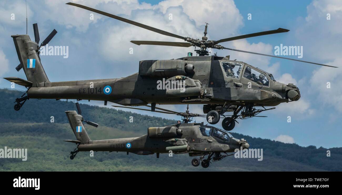 Zwei AH-64 Apache Hubschrauber, Teil der Teilnahme der griechischen Armee in Betrieb Schlagen zurück 19, nehmen teil an der Final Live Fire Ausübung der Betrieb bei der bulgarischen Armee Novo Selo Training Area 19. Juni 2019. Schlagen zurück 19 ist eine multinationale Übung veranstaltet von der bulgarischen Streitkräfte bei Novo Selo, Bulgarien, von Juni 6-20, 2019. Schlagen zurück 19 wurde entwickelt, um Fähigkeiten und interoperabilities mit bulgarischen, Albanisch, Griechisch, Mazedonisch Norden und US-Truppen. (U.S. Armee Foto von Sgt. Robert Douglas) Stockfoto