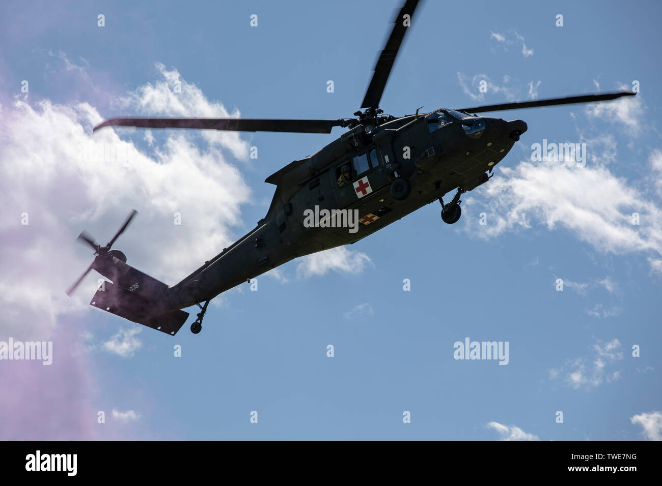 Us-Armee Soldaten, 1138Th Engineering Company, Missouri Army National Guard, der Simulation medizinische Evakuierung während der 2019 goldenen Coyote Übung in Rapid City, S.D., 15. Juni 2019. Die goldenen Coyote Ausbildung Übung ist eine dreiphasige, Szenario-driven Übung in South Dakota und Wyoming, mit dem Kommandanten auf der Mission wesentliche Anforderungen der Aufgabe, Krieger Aufgaben und Übungen zu konzentrieren. (U.S. Armee finden Fotos von SPC. Jamaal Turner) Stockfoto