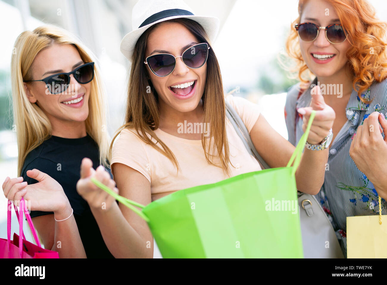 Gruppe von schönen Frauen lächeln und Spaß zusammen in Stockfoto