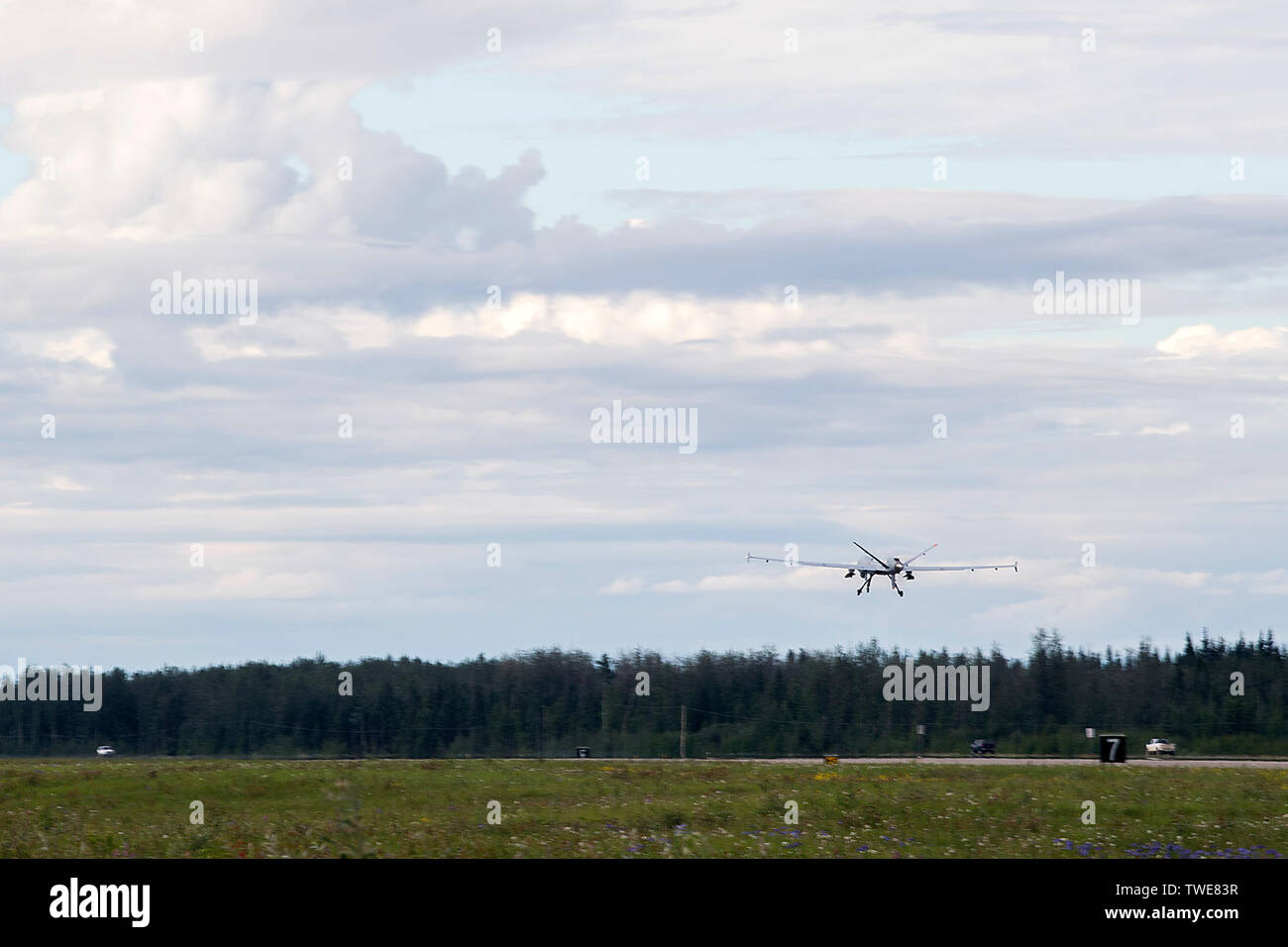 Ein US Air Force MQ-9 Reaper nimmt während der roten Fahne - Alaska 19-2, 19. Juni 2019, bei Eielson Air Force Base, Alaska. RF-A, einem pazifischen Luftwaffen gesponsert Übung für realistisches Training in einer simulierten bekämpfen Umwelt Juni 10, 2019 begann mit der primären Flugbetrieb über die Gemeinsame Pacific Alaska Range Komplexe festgelegt, um durch den 21. Juni 2019 zur Verfügung zu stellen. (U.S. Air Force Foto von Airman First Class Taylor Phifer) Stockfoto