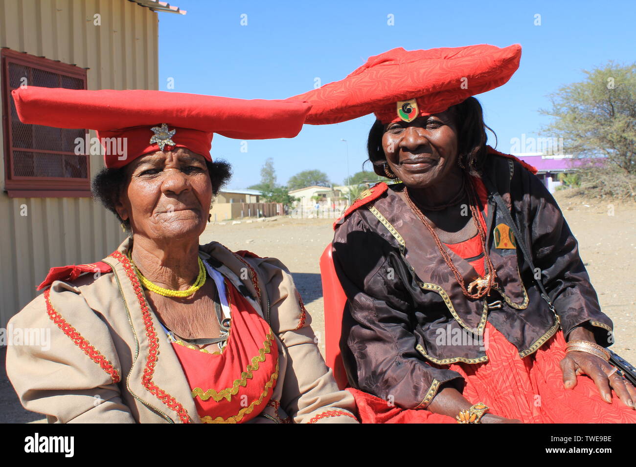 04. Juni 2019, Namibia, Panama: Frauen der Namibian Herero Stamm in ihren traditionellen viktorianischen Kostüm in der Stadt Okahandja. Die linke sitzen Veronika Uazapi Kandambo (75, links) ist ein wenig mehr Licht - in Namibia enthäutete, als üblich, weil ihre Großmutter von einem Deutschen Landwirt während der deutschen Kolonialzeit schwanger war. Foto: 4.6.19 Foto: Jürgen Bätz/dpa Stockfoto 04. Juni 2019, Namibia, Panama: Frauen der Namibian Herero Stamm in ihren traditionellen viktorianischen Kostüm in der Stadt Okahandja. Die linke sitzen Veronika Uazapi Kandambo (75, links) ist ein wenig mehr Licht - in Namibia enthäutete, als üblich, weil ihre Großmutter von einem Deutschen Landwirt während der deutschen Kolonialzeit schwanger war. Foto: 4.6.19 Foto: Jürgen Bätz/dpa Stockfoto
