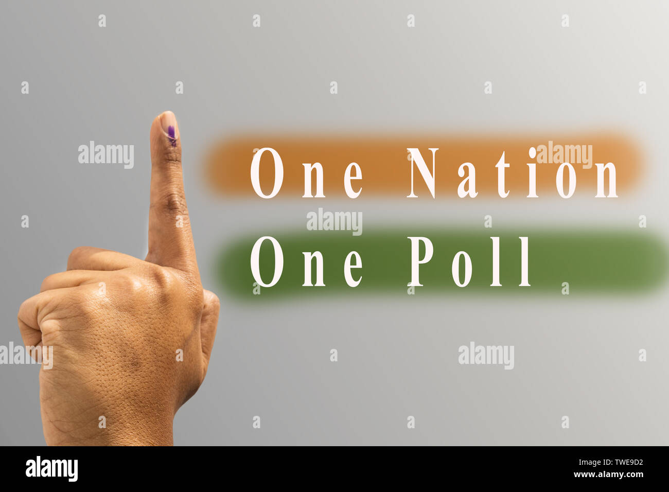 Eine Nation eine Umfrage mit der Geste der indischen Wahl auf indischen Flagge als Hintergrund Stockfoto