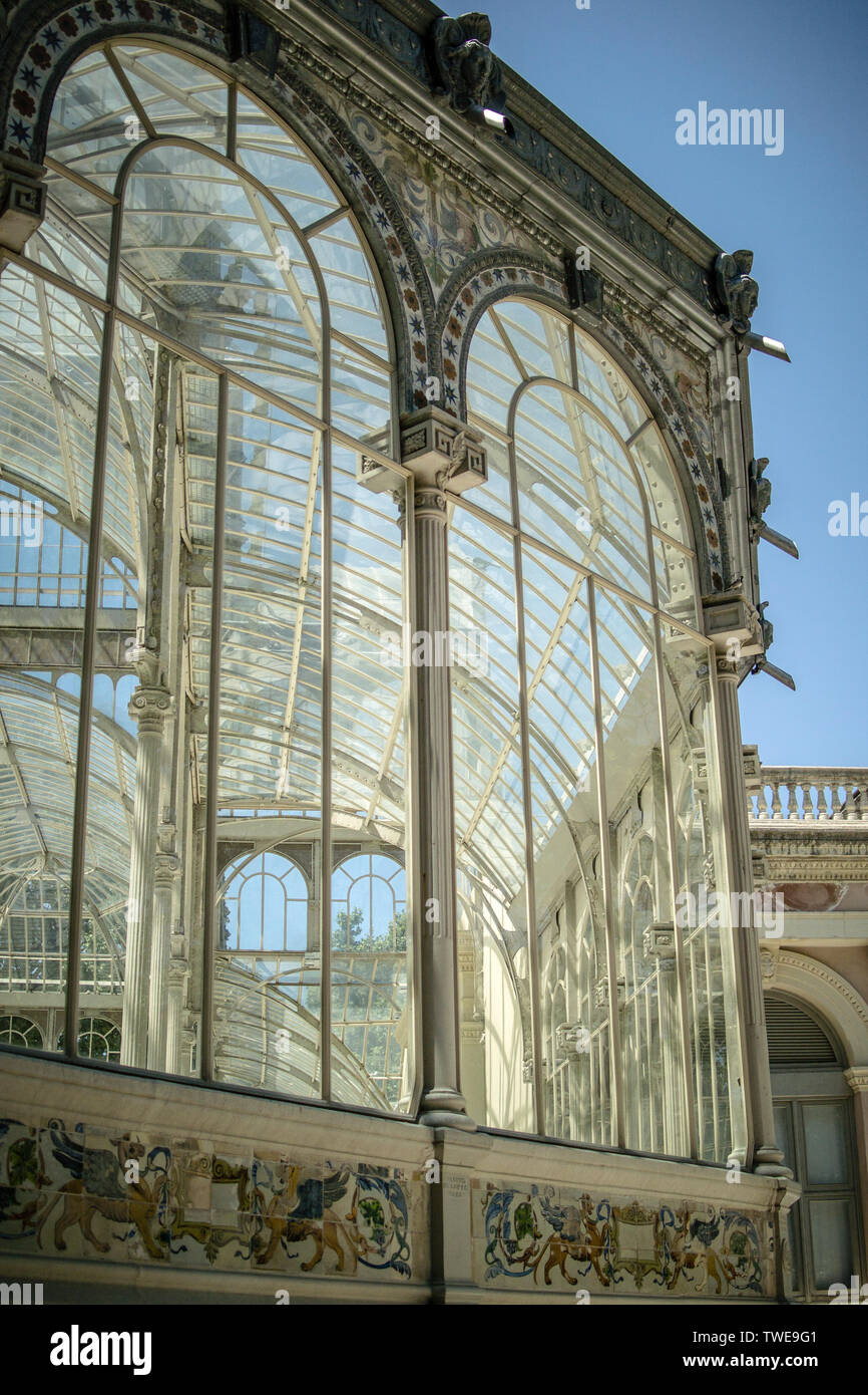 Palacio de Cristal (Crystal Palace) ehemalige Konservatorium gedreht Galerie Platz in Madrid, im Jahre 1887 mit Gusseisenrahmen und Backstein Sockel gebaut Stockfoto