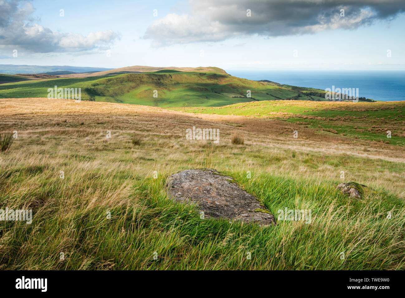 Licht und Schatten Karte die sanften Hügel von Antrim in der Nähe Ballygally an der Nord Küste von Antrim, Nordirland. Stockfoto