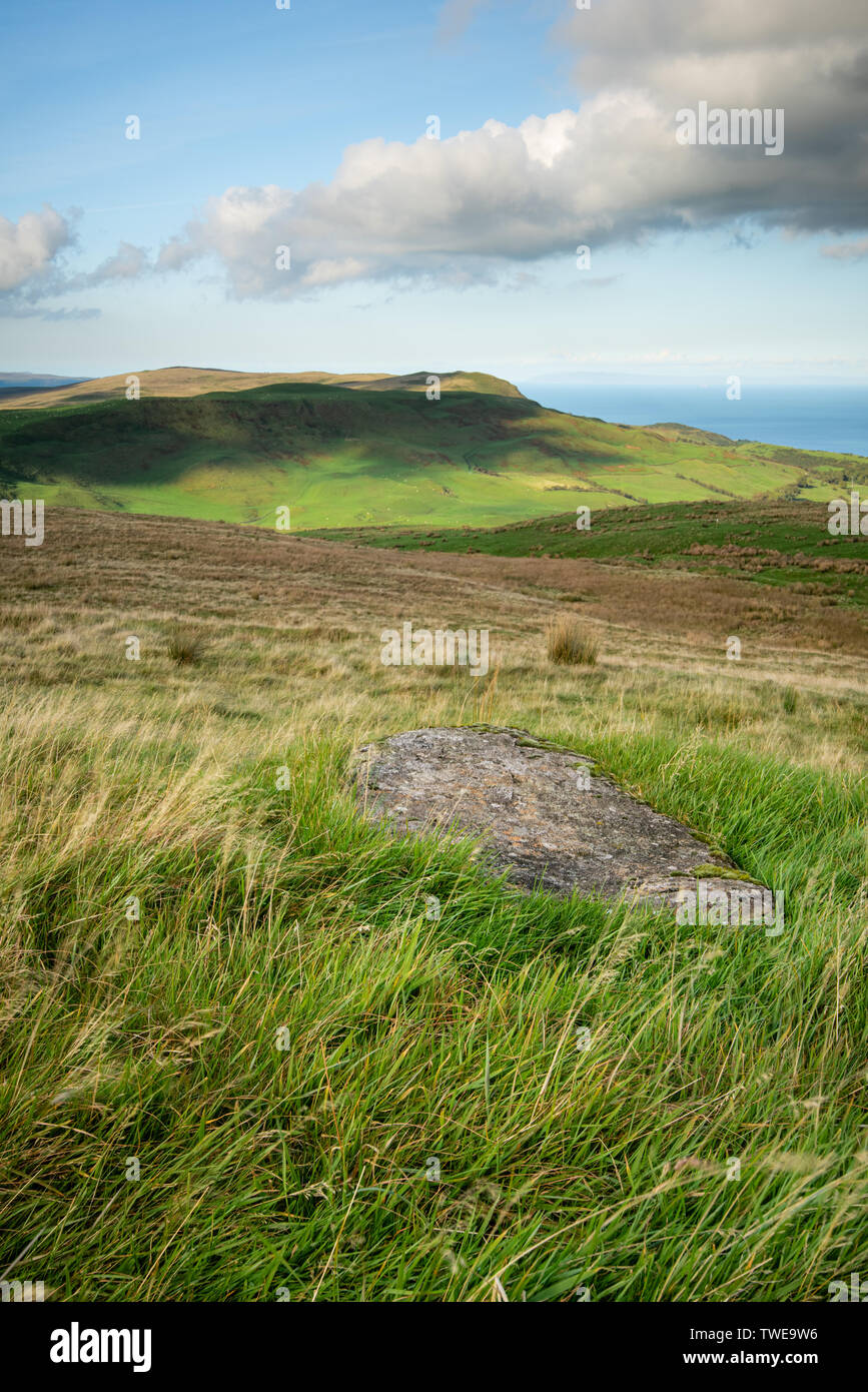 Licht und Schatten Karte die sanften Hügel von Antrim in der Nähe Ballygally an der Nord Küste von Antrim, Nordirland. Stockfoto