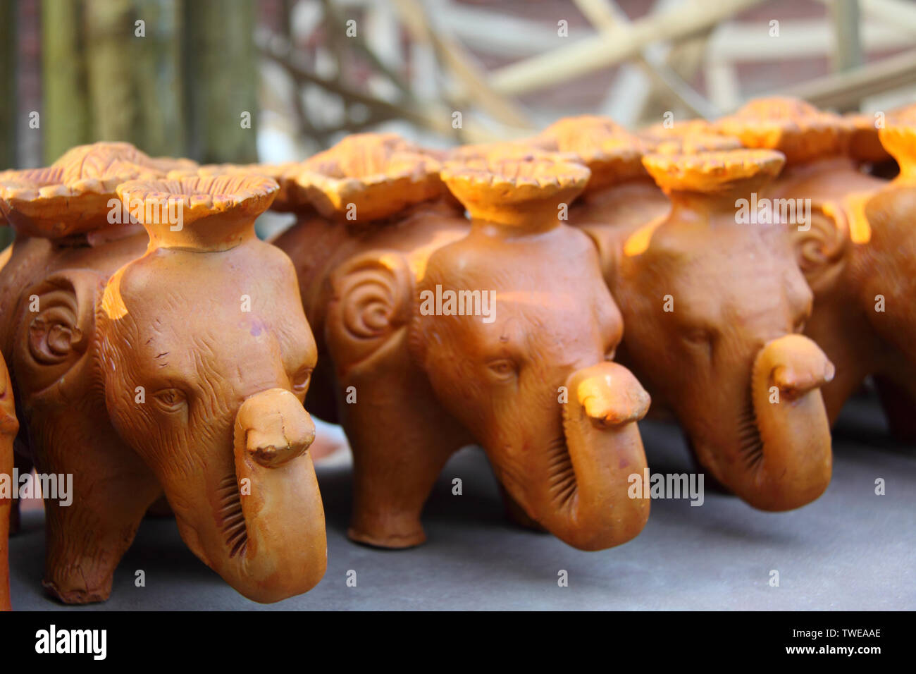 Figuren von Elefanten an einem Marktstand Stockfoto