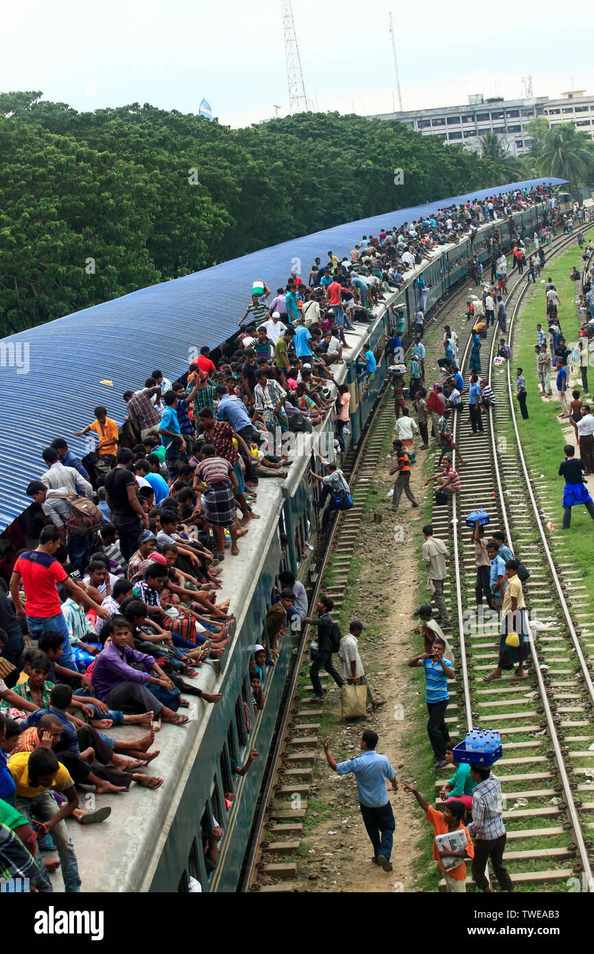 Home - Leute gebunden Kampf auf dem Dach eines Zuges am Flughafen Bahnhof vor der Eid-ul-Fitr. Dhaka, Bangladesch. Stockfoto