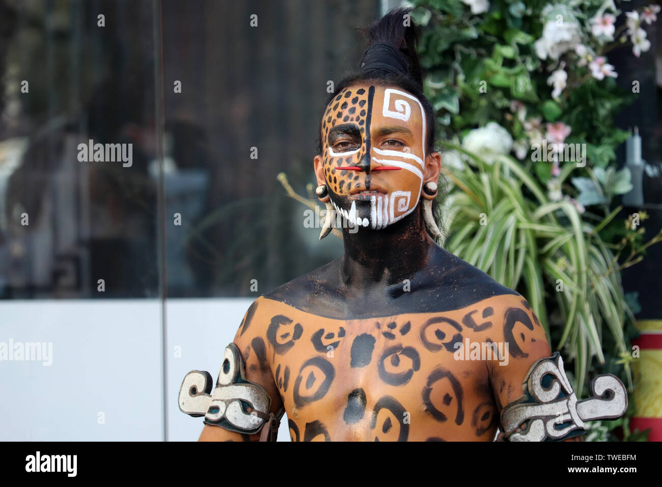 Mayan Krieger in Jaguar Färbung auf historische Festival Zeiten und Epochen. Anzeigen von der mexikanischen Gruppe Xipetotek, reenactors von authentischen Kultur der Maya Stockfoto