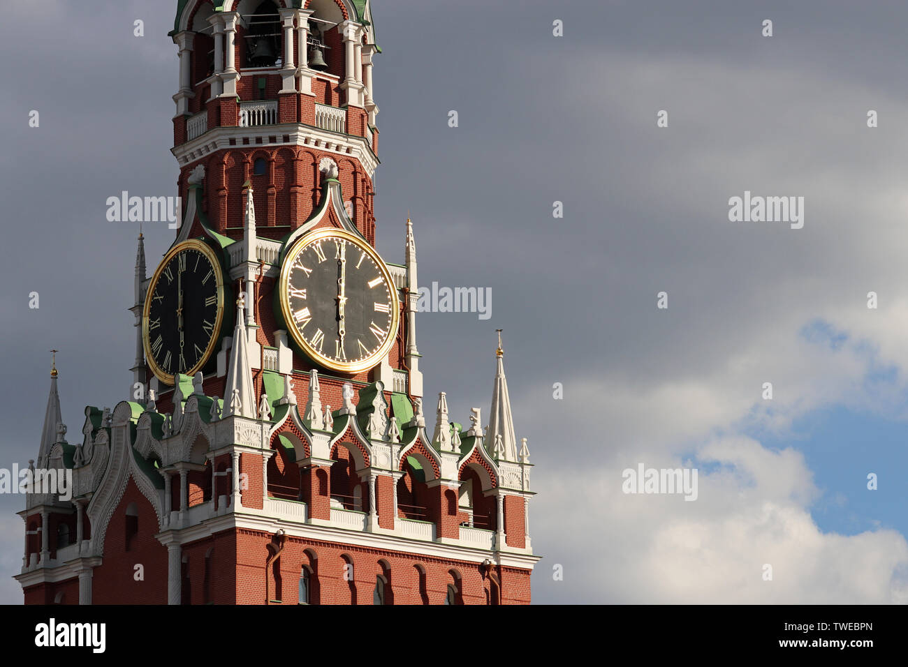 Windspiel Spasskaja Turm, Symbol der Russland auf dem Roten Platz. Der Moskauer Kreml Turmuhr gegen dramatische Himmel mit Wolken, Konzept Stockfoto