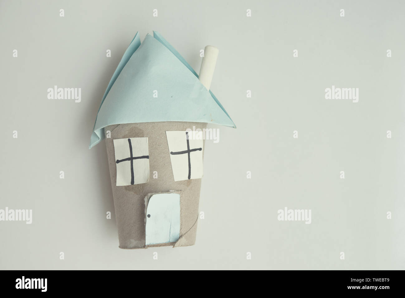 Kind Artwork, handgefertigte Haus auf einfachen Hintergrund. Stockfoto
