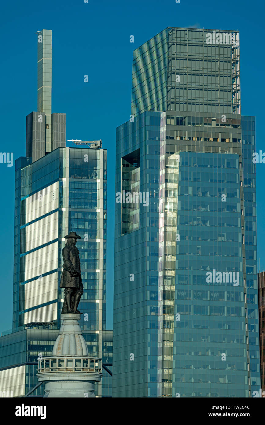 Stadt Halle (© JOHN MCARTHUR JR 1901) COMCAST TECH CENTER (© FOSTER & PARTNER 2018) Comcast Center (© Robert M STERN 2008) Downtown Philadelphia, PA USA Stockfoto