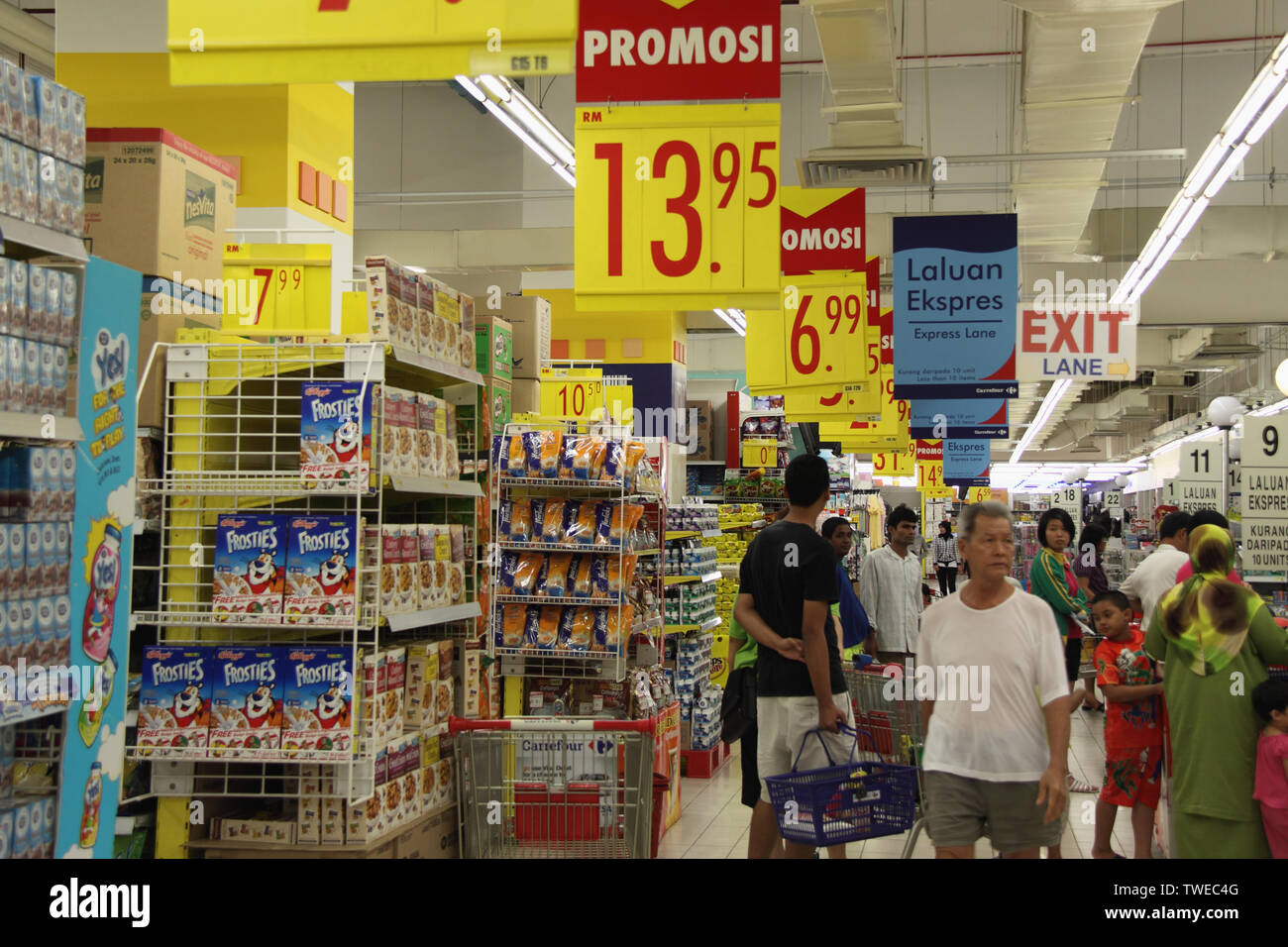 Kunden in einem Supermarkt, Kuala Lumpur, Malaysia Stockfoto