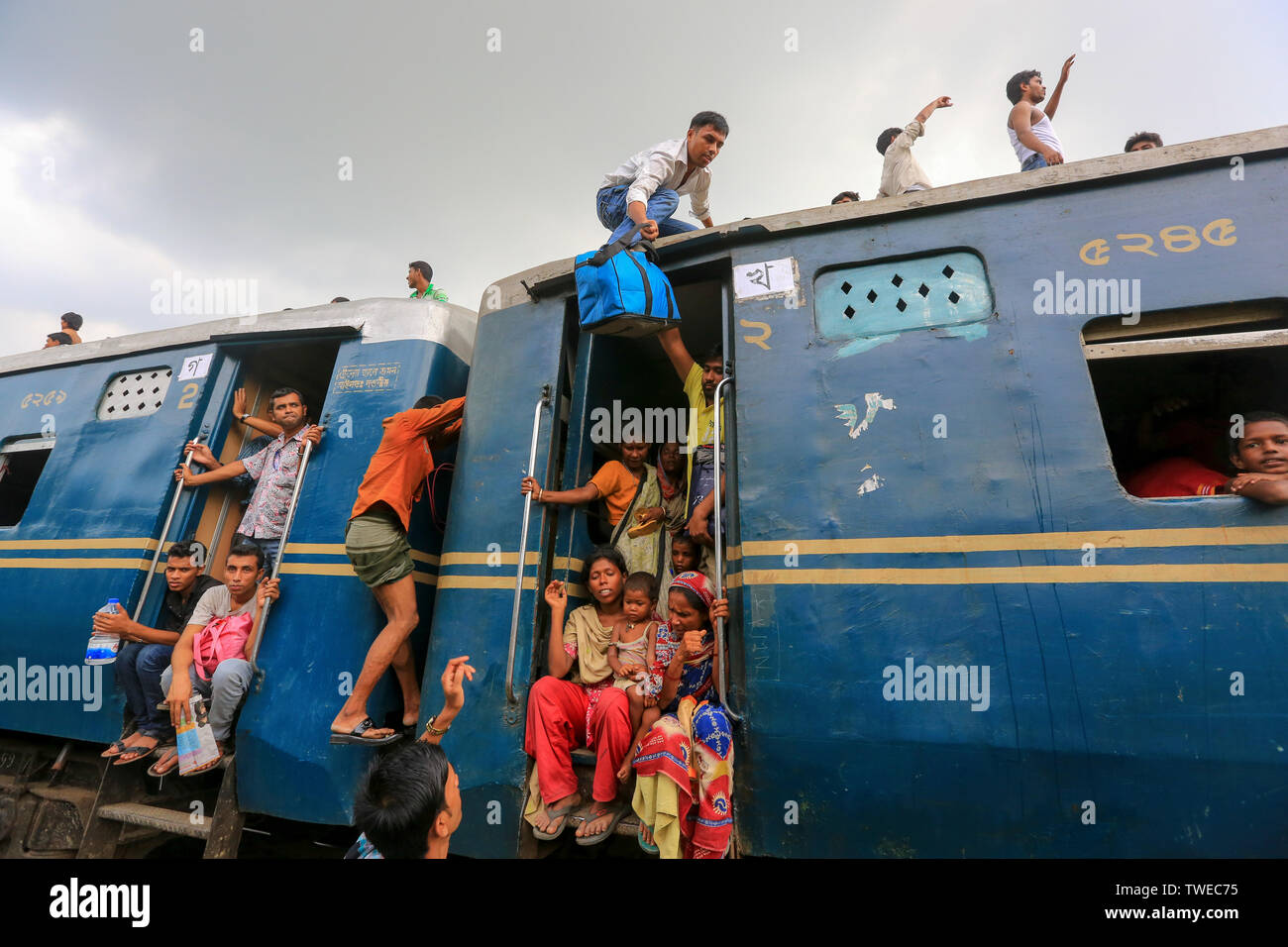 Home - Leute gebunden Kampf auf dem Dach eines Zuges am Flughafen Bahnhof vor der Eid-ul-Fitr. Dhaka, Bangladesch. Stockfoto