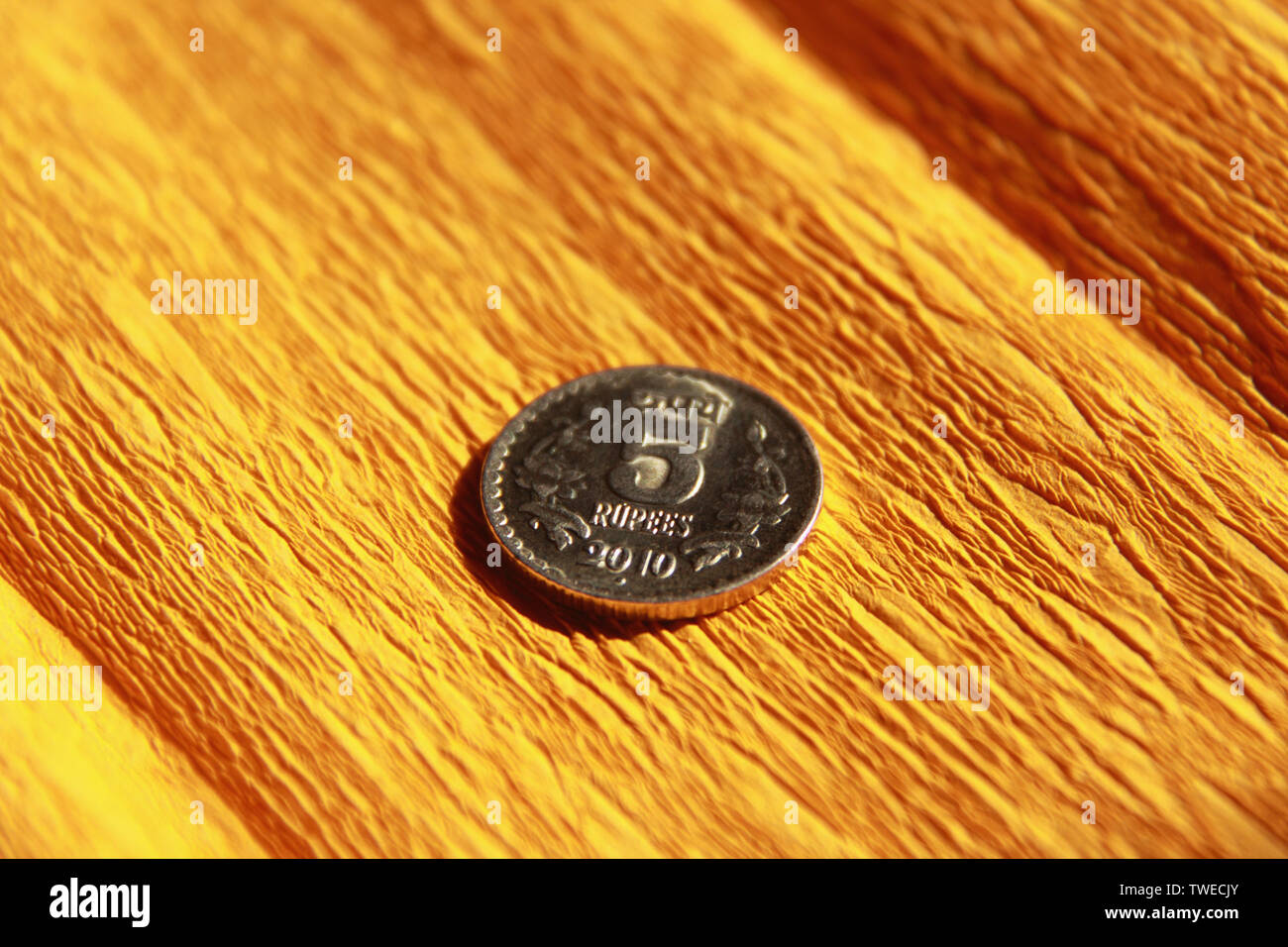 Hochwinkelansicht einer indischen fünf-Rupien-Münze Stockfoto
