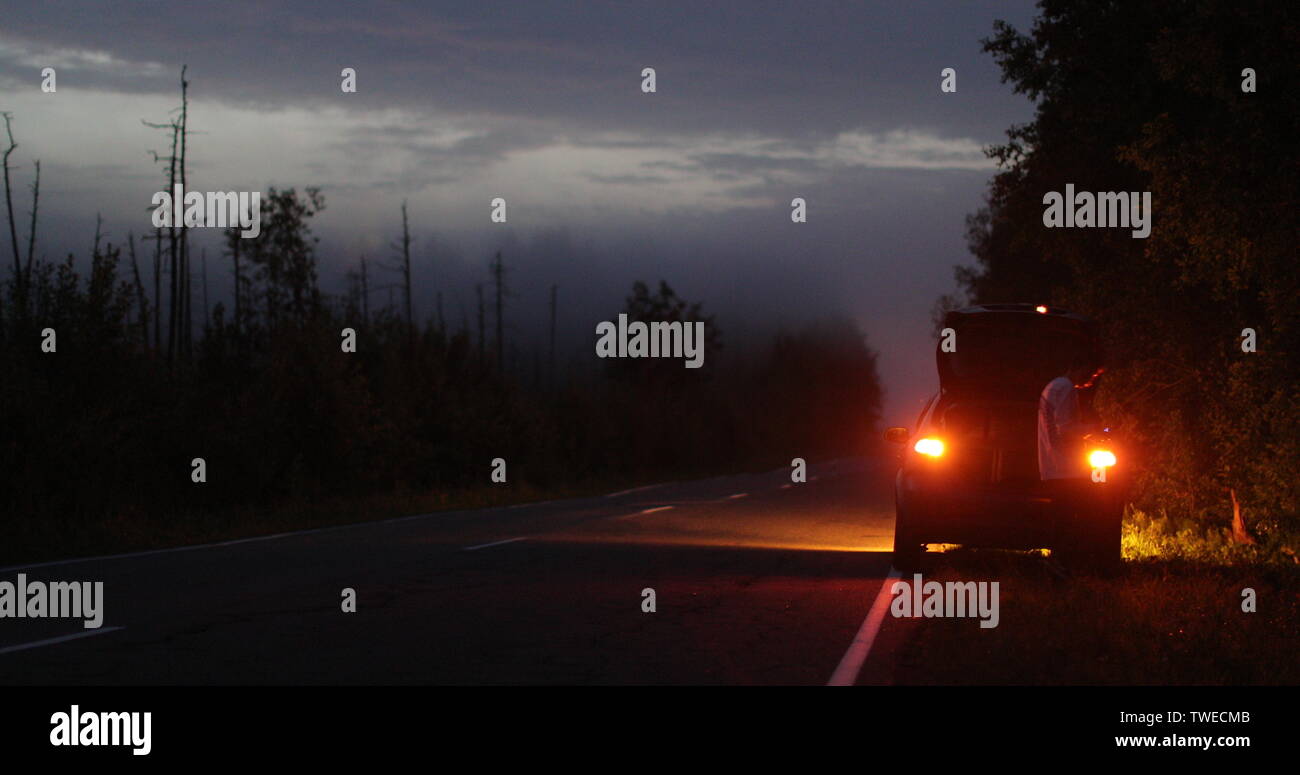 Auto mit Scheinwerfern auf der Seite der Straße Stockfoto