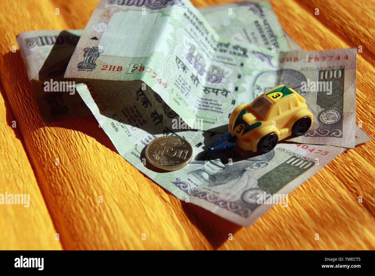 Spielzeugauto mit indischen Banknoten Stockfoto