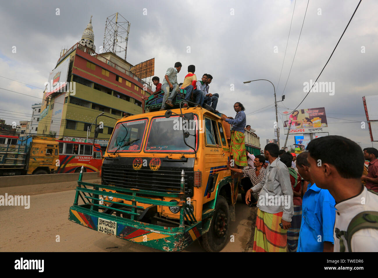 Förderungsbedürftiger Personen reisen auf einem Lkw, trotzt allen Gefahren und Probleme des Eid-ul-Fitr mit ihrer Familie in Außenbezirke, Dhaka, B zu feiern. Stockfoto