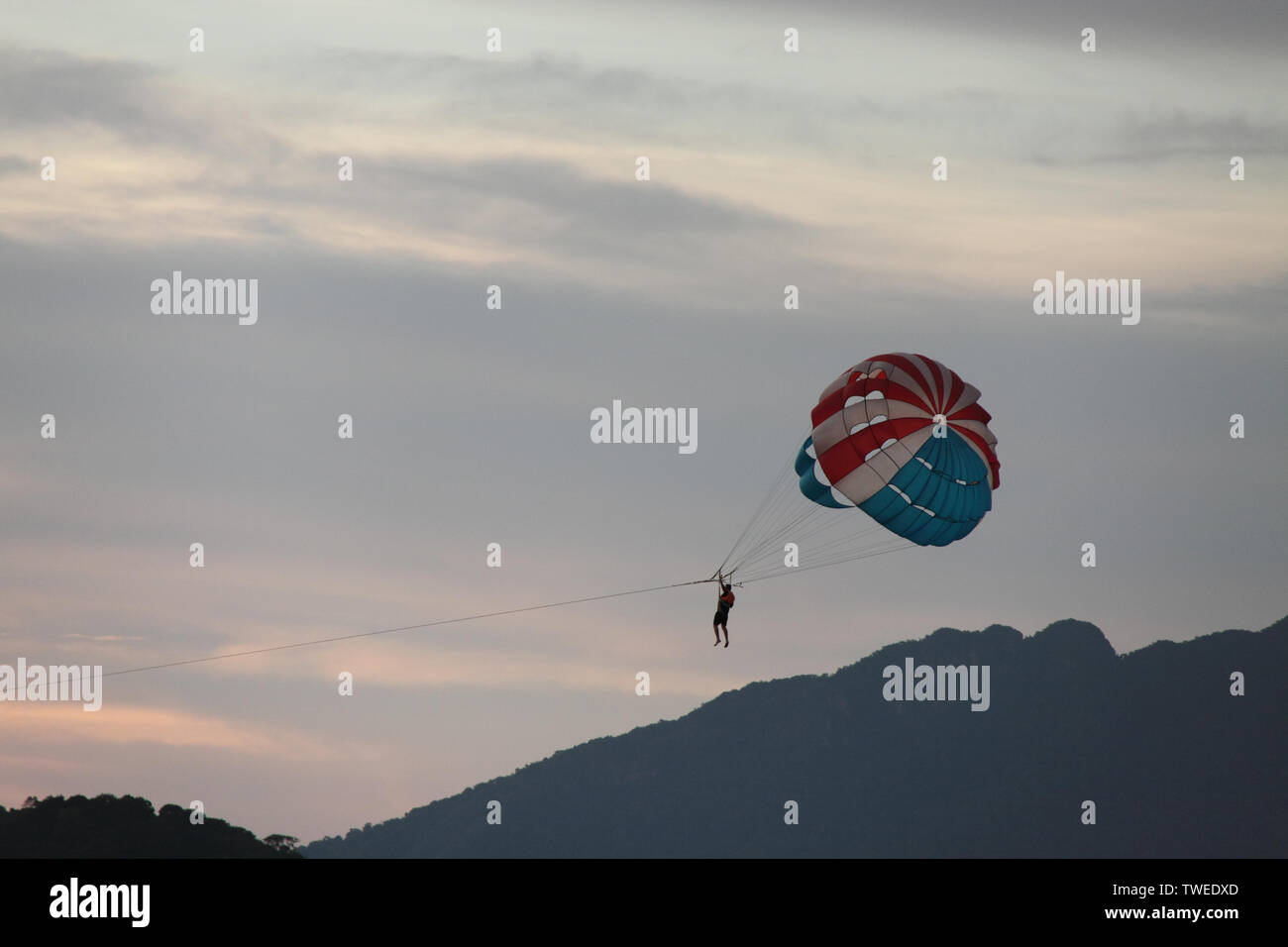 Low-Angle-Ansicht eines Mannes Parasailing, Malaysia Stockfoto