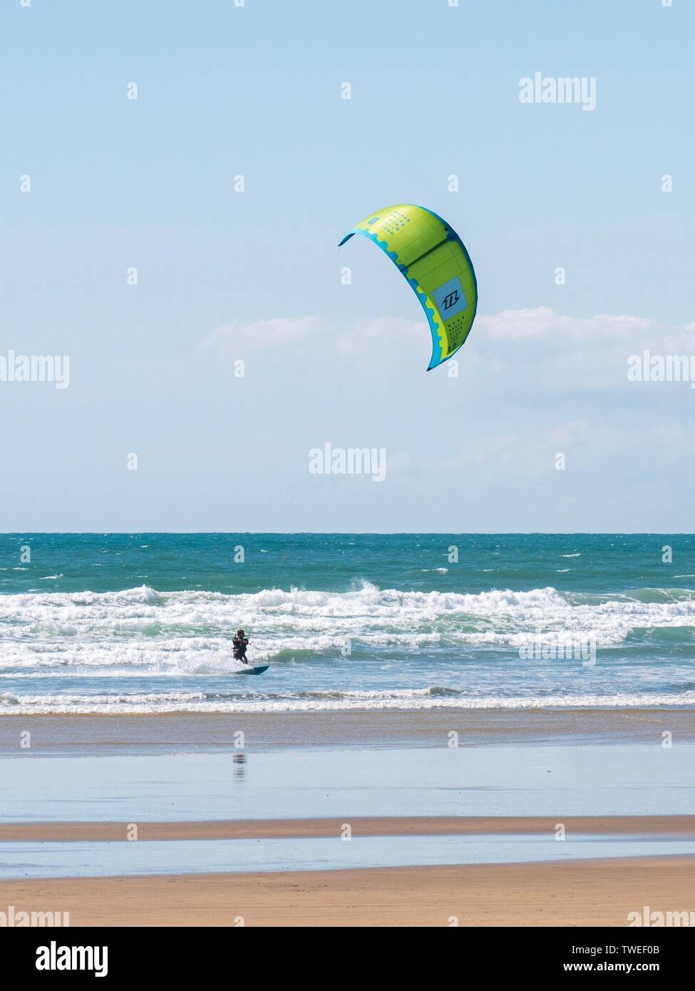 Ein kiteboarder auf dem Meer an einer flachen Strand in Devon, Großbritannien Stockfoto